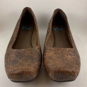 Yuu Women's Flats Impress Brown Floral Embossed
